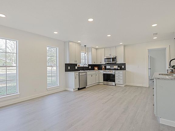 4th image of 401 Kingsway
