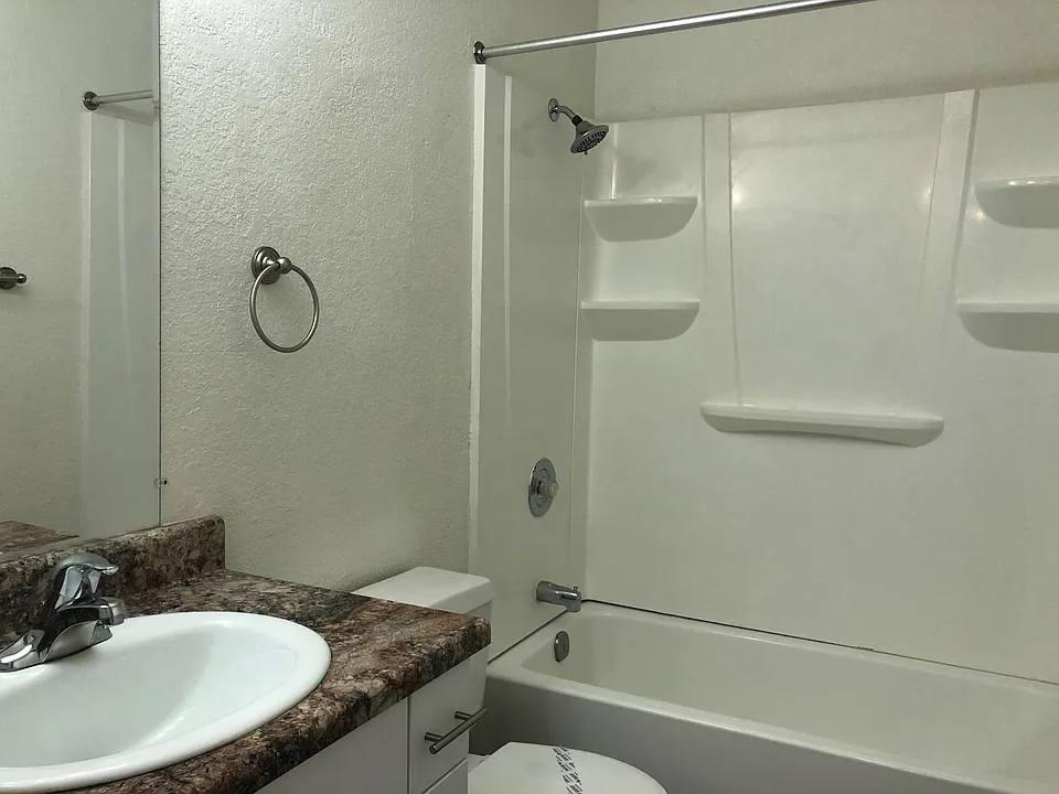 3bed,2bath townhome. Half off rent for January 2024!