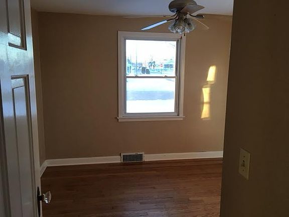 5th image of 2203 Plymouth Ln