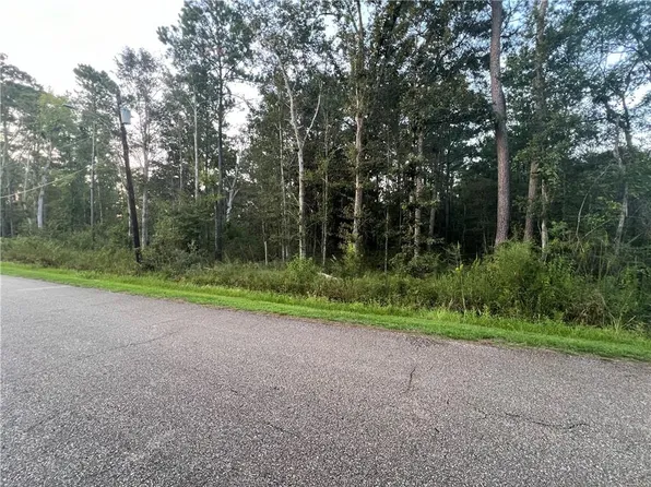 16 Heltemes Ln, Lacombe, LA 70445