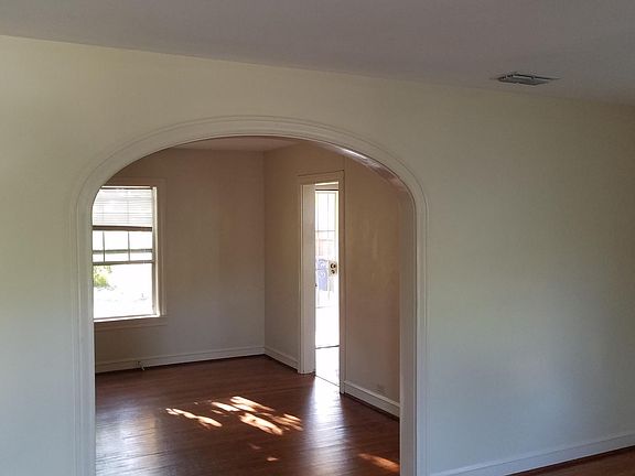 looking into dining room & door to kitchen from front door