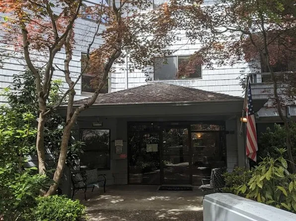 7930 SE 34th St, Mercer Island, WA