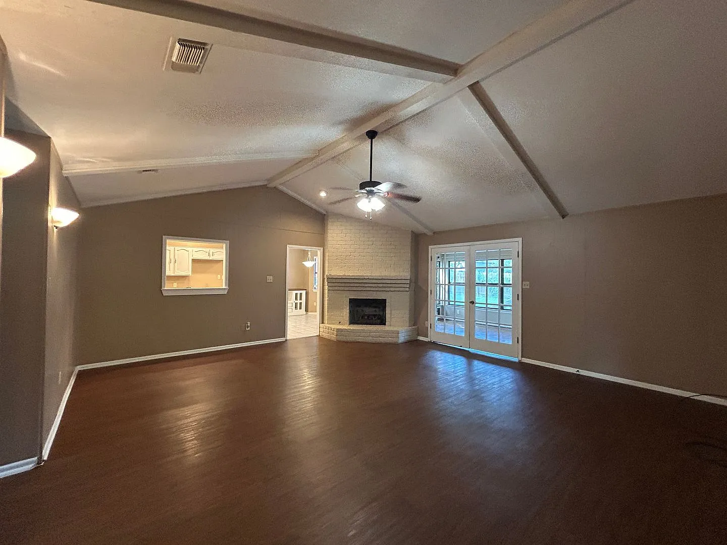 Live on the Hill! Ceramic Tile & LVP - No Carpet! Washer & Dryer Included / Fireplace / Fenced in... — Photo 2