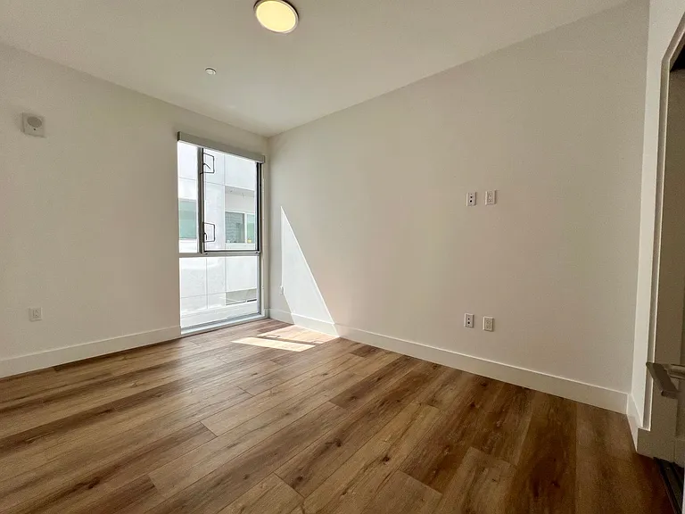 Empire at Larchmont — Photo 11