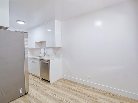 4th image of 313 N Genesee Ave #3