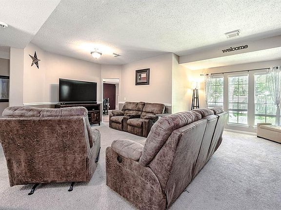 Gather the family and guests together in your huge living room! Featuring high ceilings, plush carpet, and large windows that provide plenty of natural lighting throughout the day!