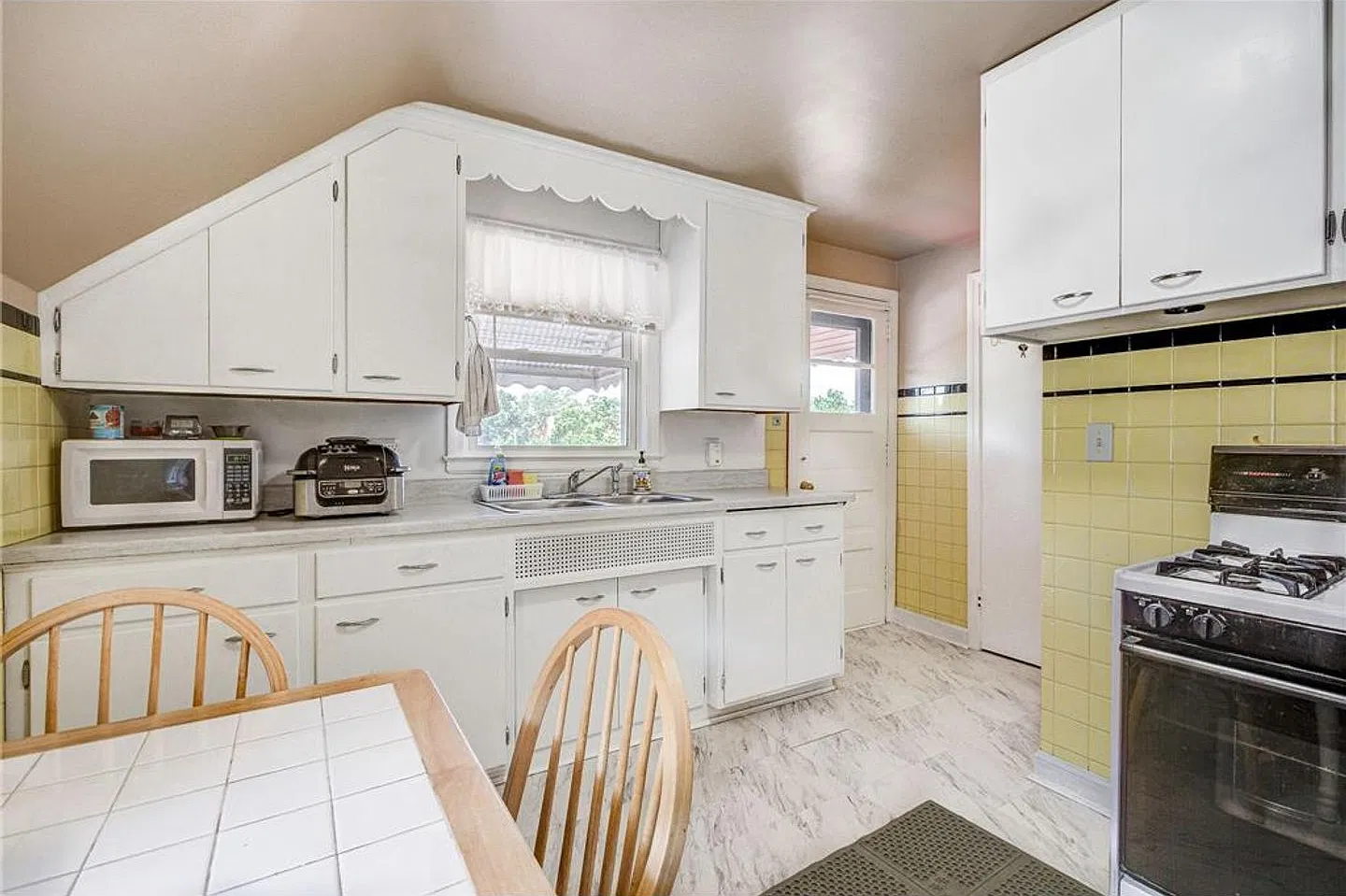 2206 Arthur St NE — Photo 2