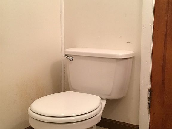 5th image of 308 W Oak St