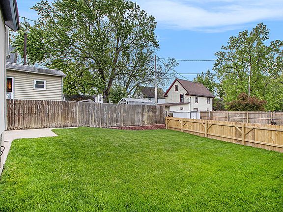 3rd image of 702 Portage Ct