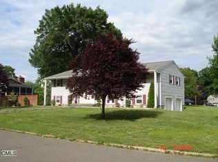 2 Rolling Ln, Norwalk, CT 06851