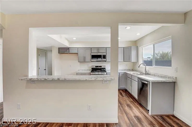 4 bed, 2.0 bath, 1895 sqft, $2,400 — Photo 3