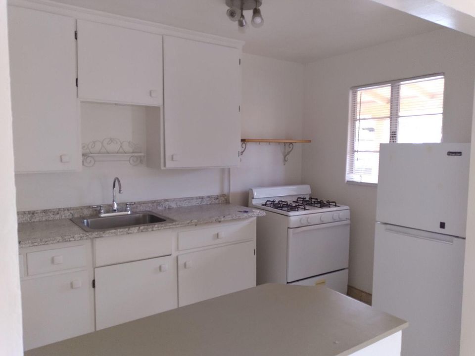 Kitchen (Gray Small built-in table) Gas Stove