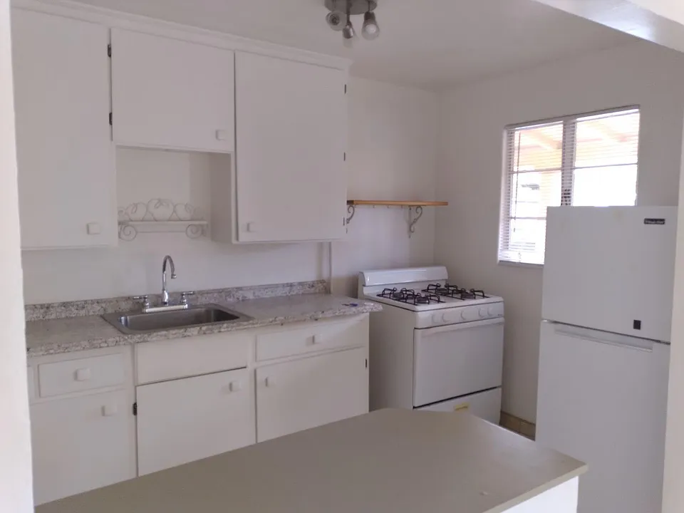 Kitchen (Gray Small built-in table) Gas Stove