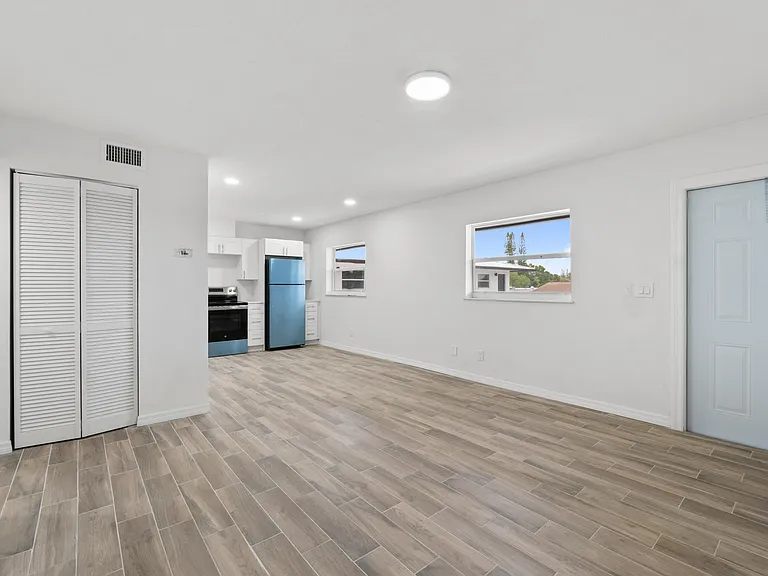 1301 Emerald Ter #4 — Photo 5