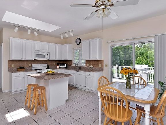 SPACIOUS KITCHEN