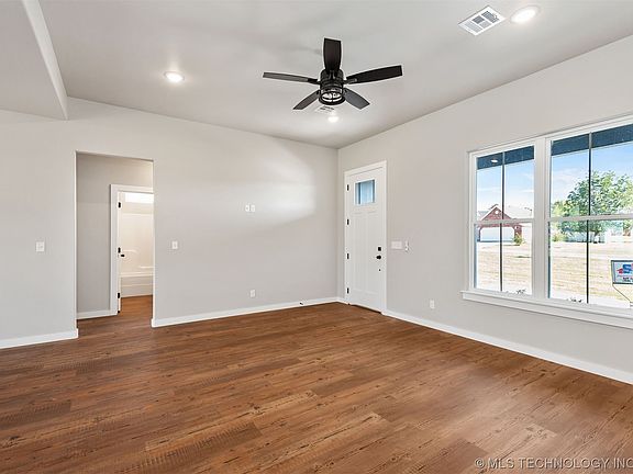 5th image of 26025 E 731st Dr