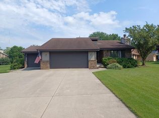 5320 Robinwood Ct, Hales Corners, WI 53130