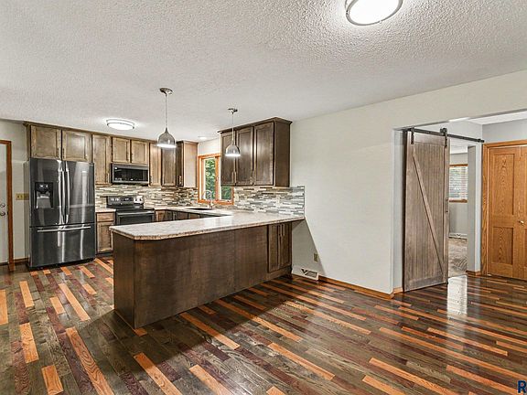 4th image of 912 NE 9th St