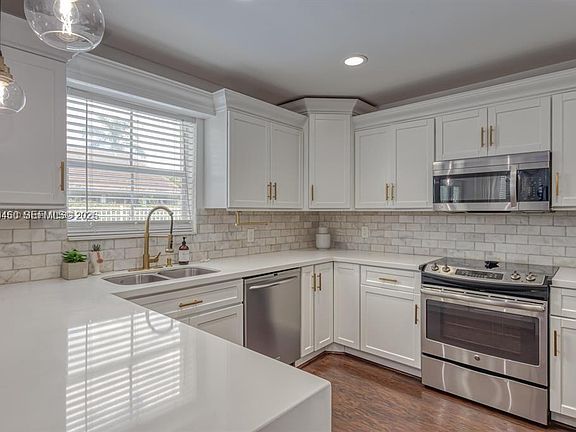 4th image of 3080 Carysfort Ln