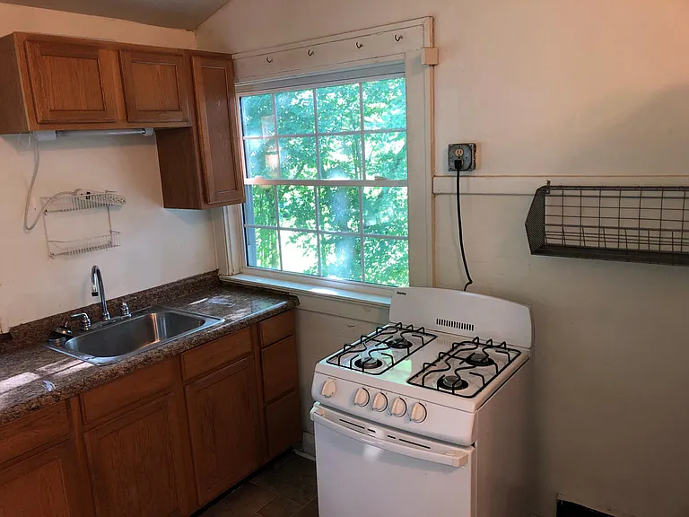 720 E University St — Photo 10