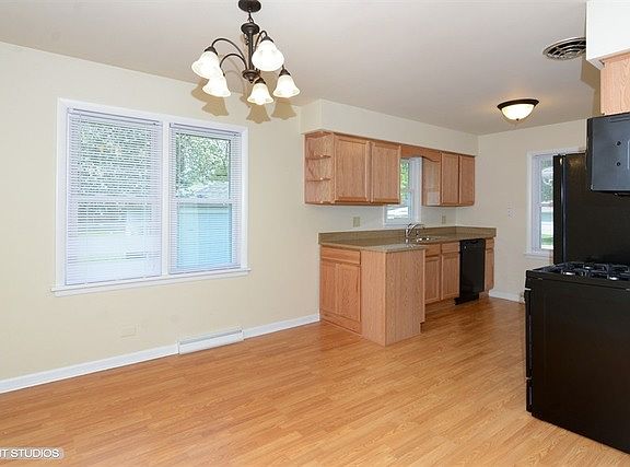 3rd image of 821 E 160th Pl