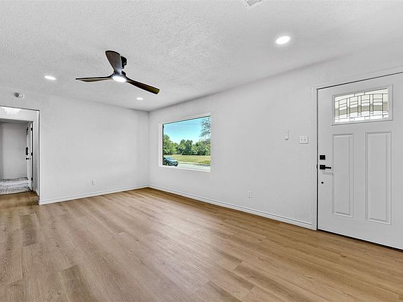 4th image of 207 NW 40th St