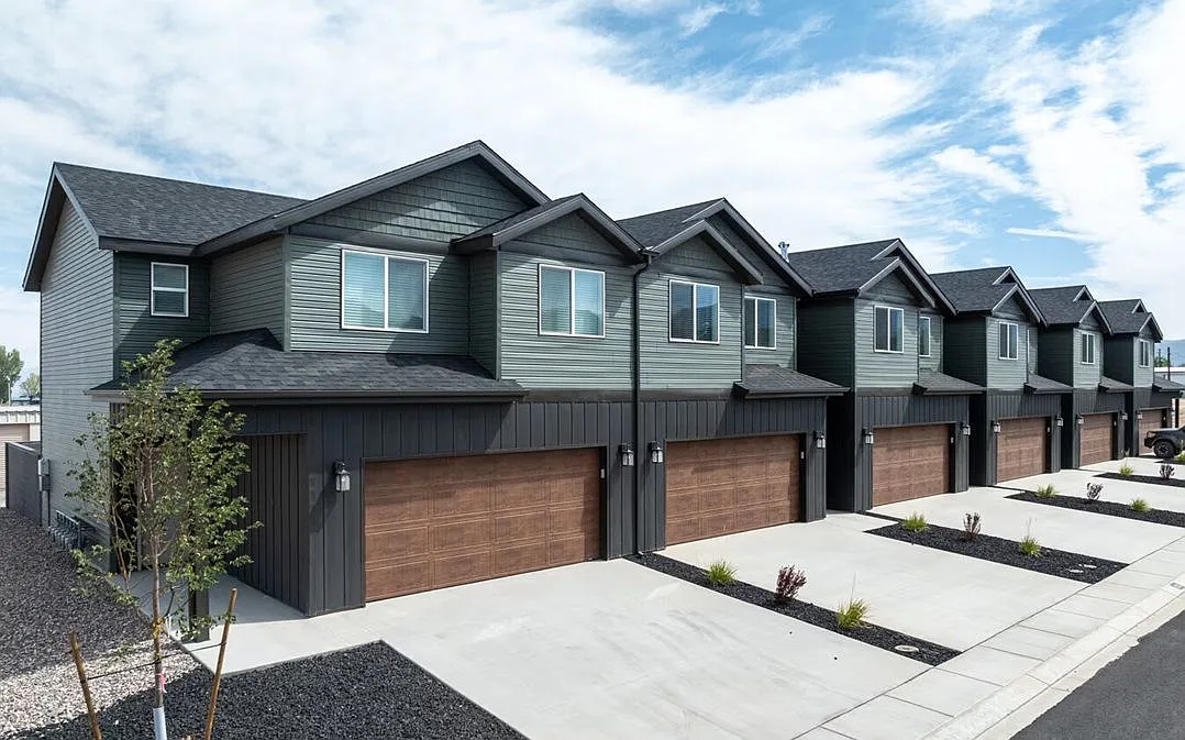 3 bed, 2.5 bath, 1395 sqft, $1,795 — Photo 1