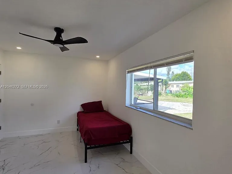 305 SE Airoso Blvd — Photo 40