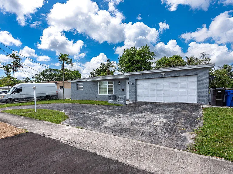 3400 NW 39th Ave — Photo 3