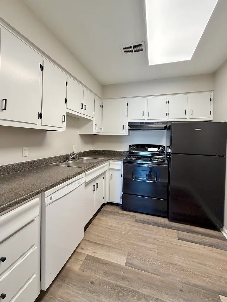 Building Photo - 163 Lakeshore Dr #A20