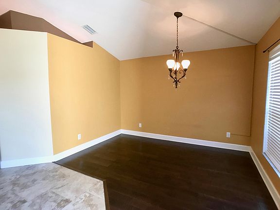 3rd image of 928 Shaw Cir