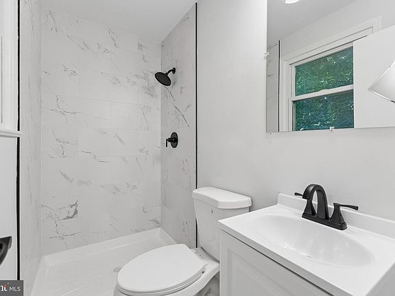 5th image of 4801 Woodford Ln