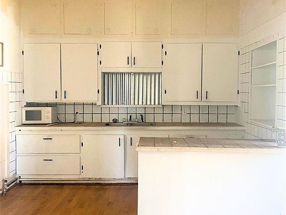 3rd image of 620 W 6th St