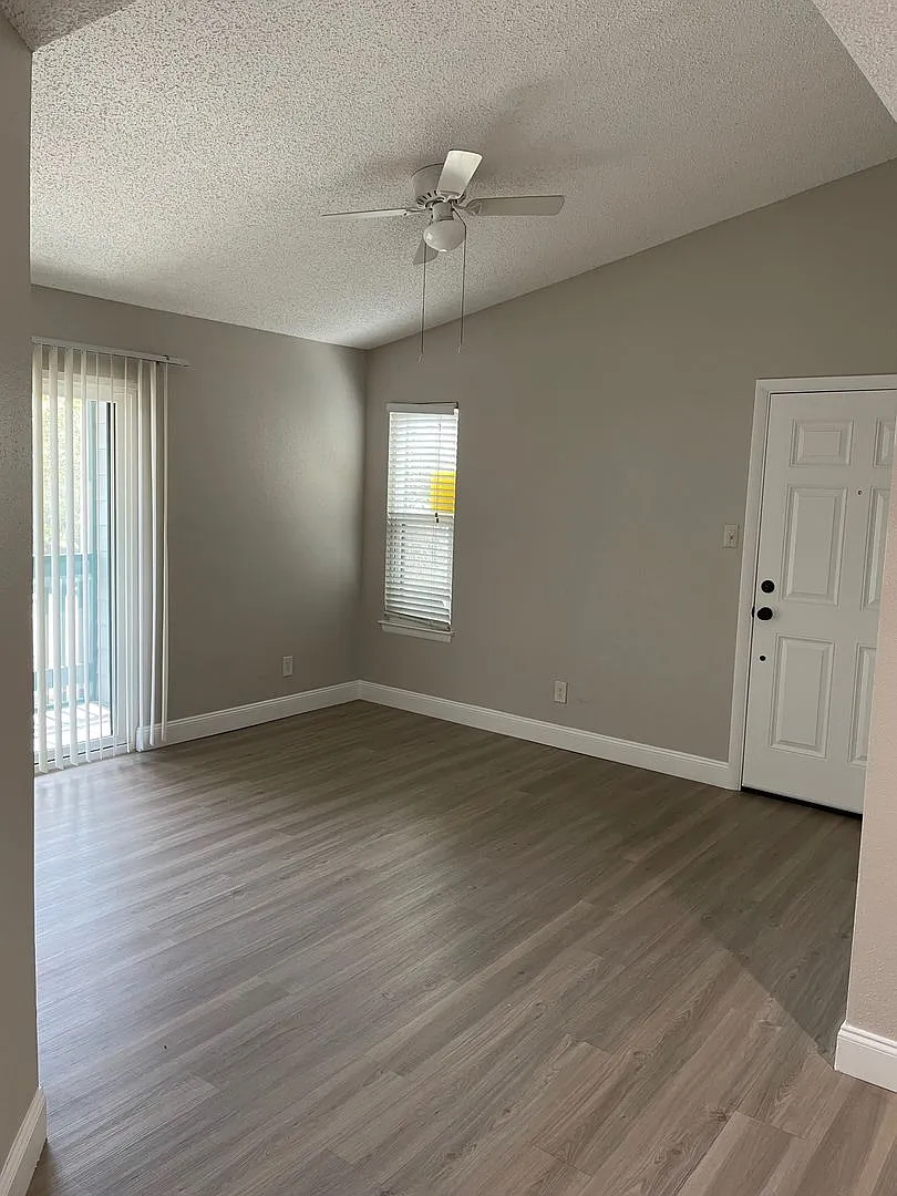 Wonderful 2/1 Condo - ** Move in Special $500 off your first months rent** Available Now ! — Photo 3
