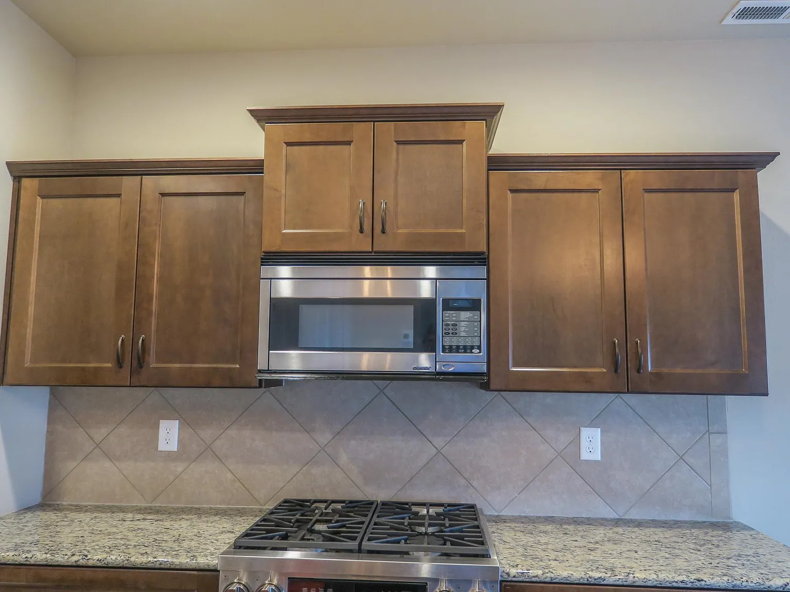 3 bed, 1607 sqft, $2,550 — Photo 3