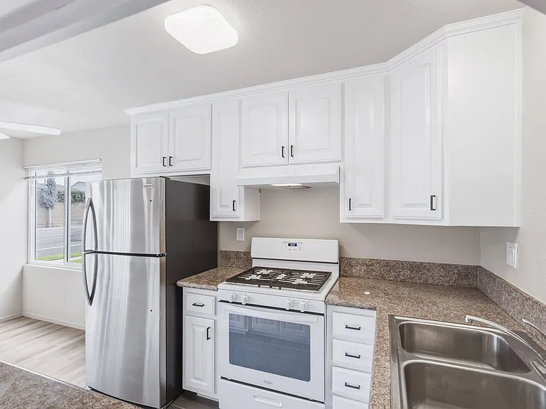Del Amo Residences — Photo 10
