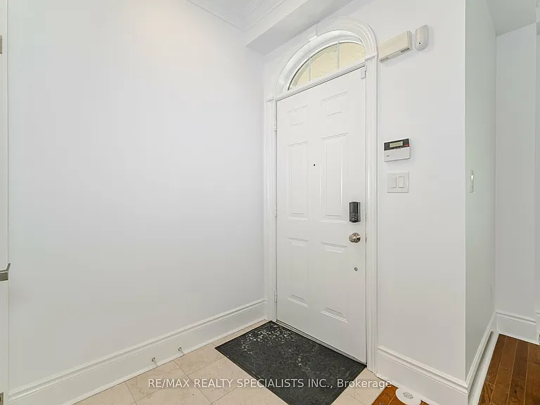8C Clairtrell Rd — Photo 3