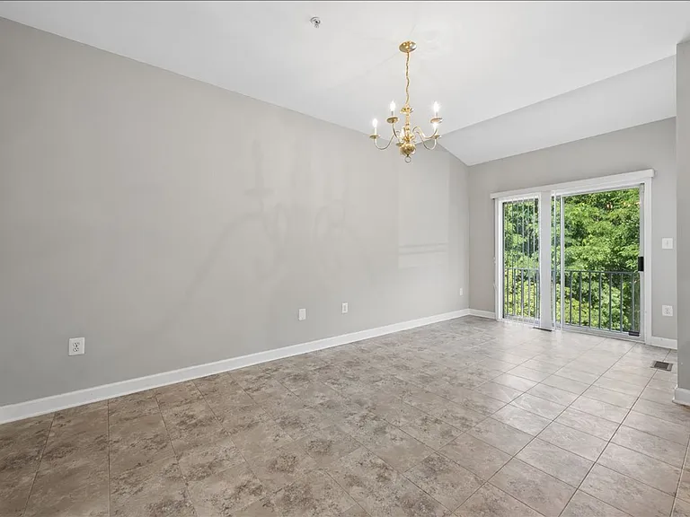 1004 Collindale Ave — Photo 7