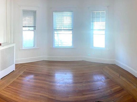 Panorama - living room with view to entry