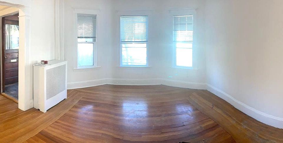 Panorama - living room with view to entry