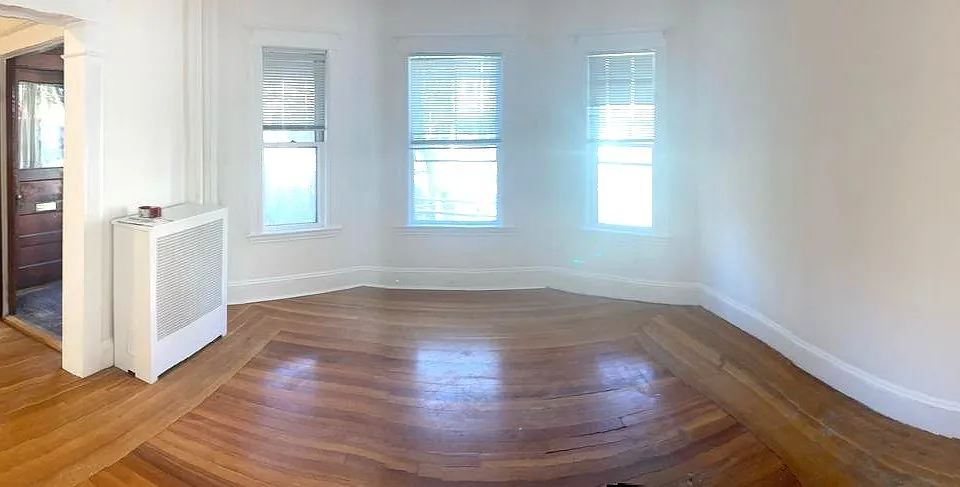 Panorama - living room with view to entry