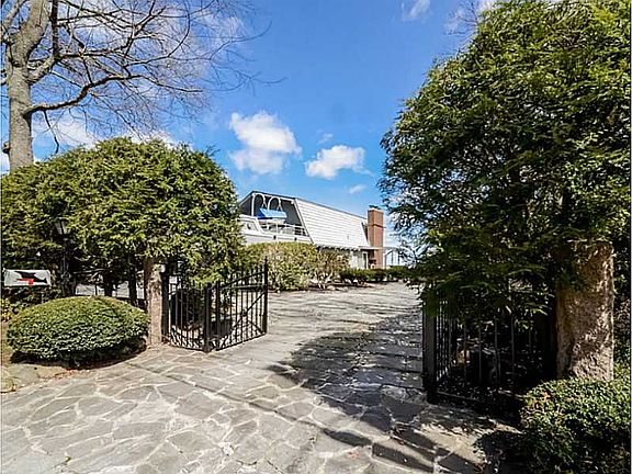 3rd image of 4 Beachwood Dr