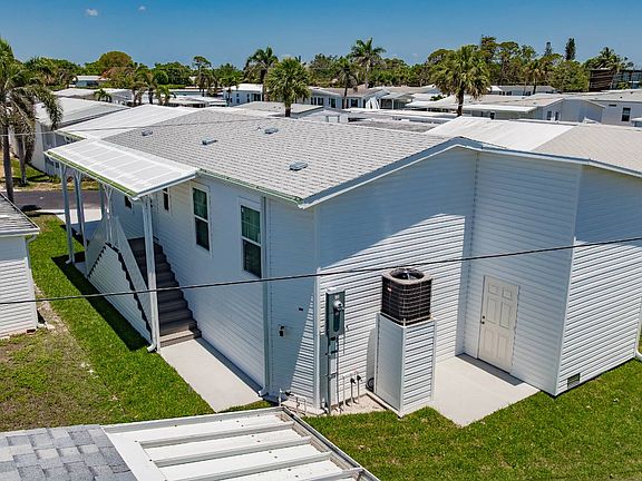 3rd image of 210 Pier B