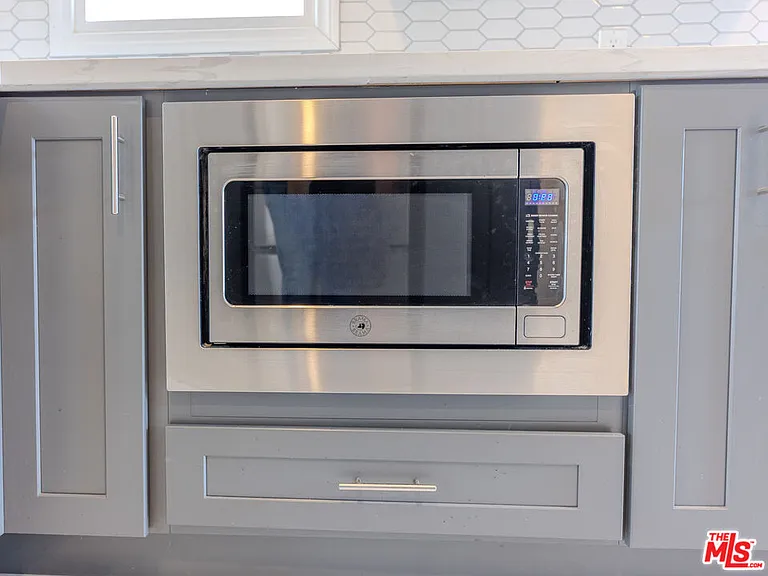 1067 S Sycamore Ave — Photo 27