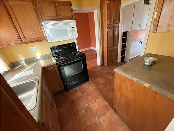 5th image of 724 E Clinton St