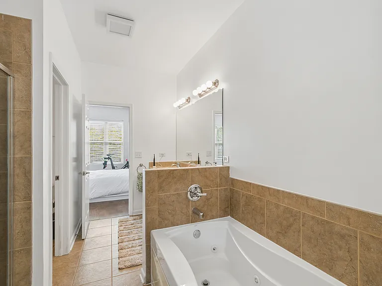 2504 S Calumet Ave — Photo 11
