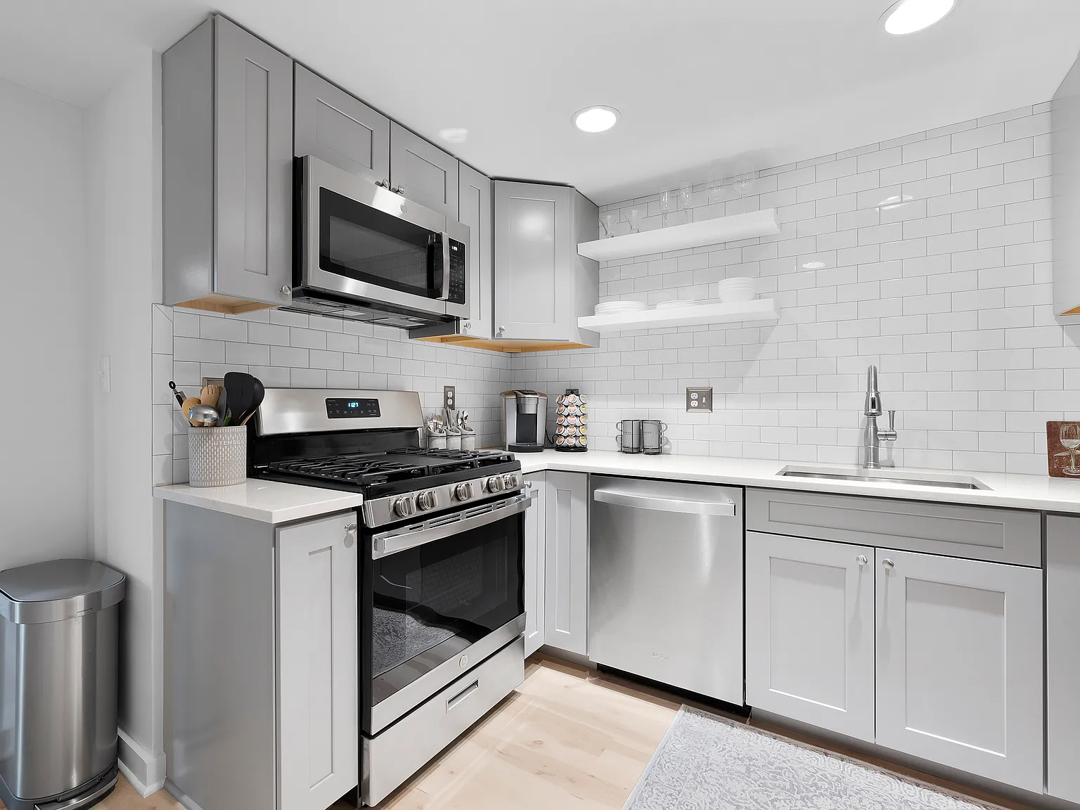 1 bed, 700 sqft, $1,999 — Photo 2