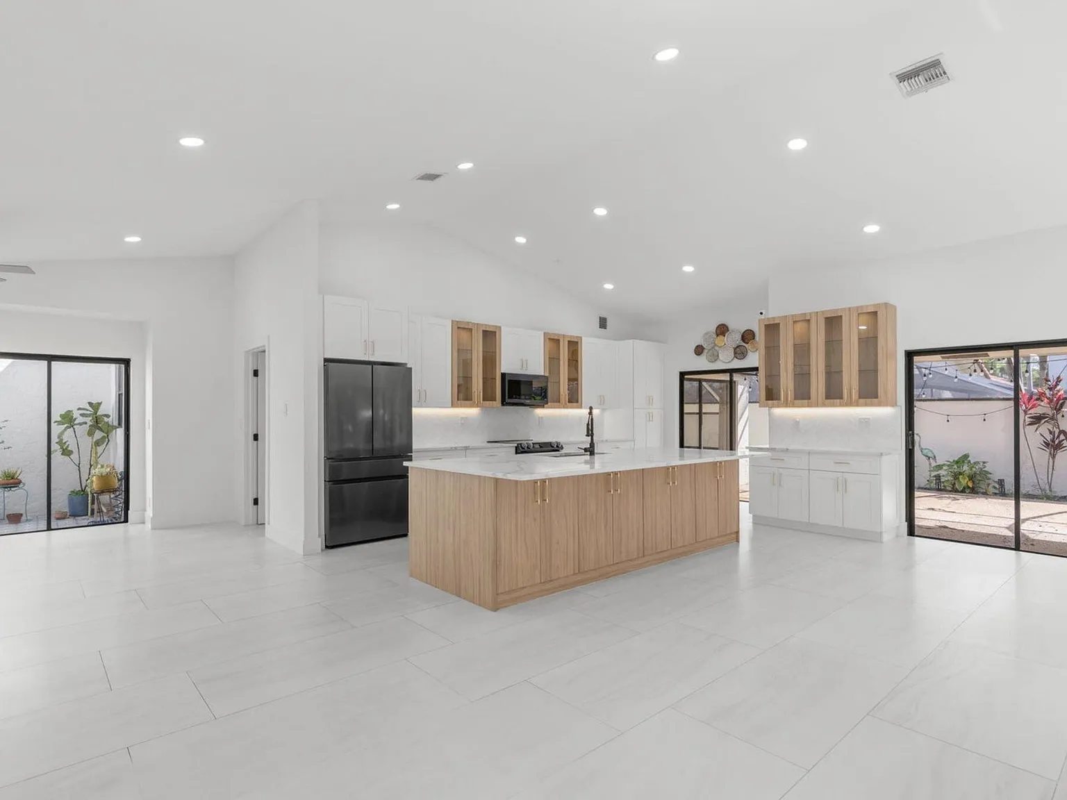 3 bed, 2.0 bath, 2101 sqft, $7,100 — Photo 4