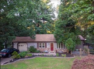 13 River Rd, Oak Ridge, NJ 07438