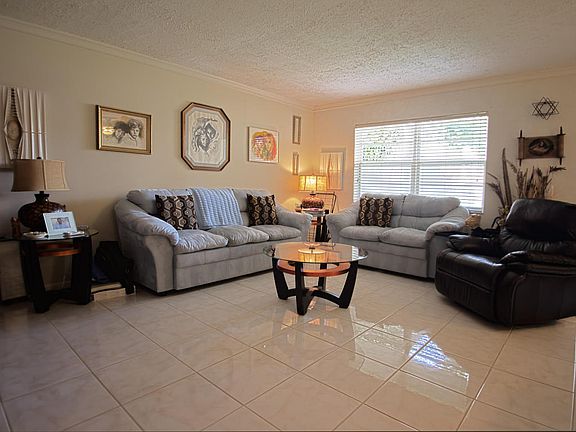 4th image of 547 Burgundy St #L